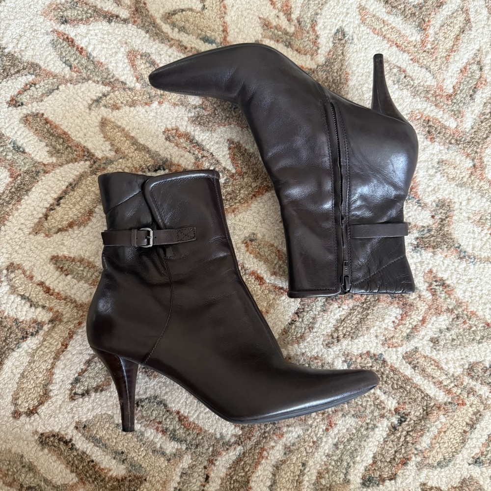 Women’s Vintage Nine West Chocolate Brown Leather Pointed Toe Ankle Boots